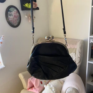 Vintage väska  - Jätte sött vintage väska som jag inte använder längre. Axelbandet är ungefär 50 cm långt. Köpt på beyond retro för något år sedan 👛