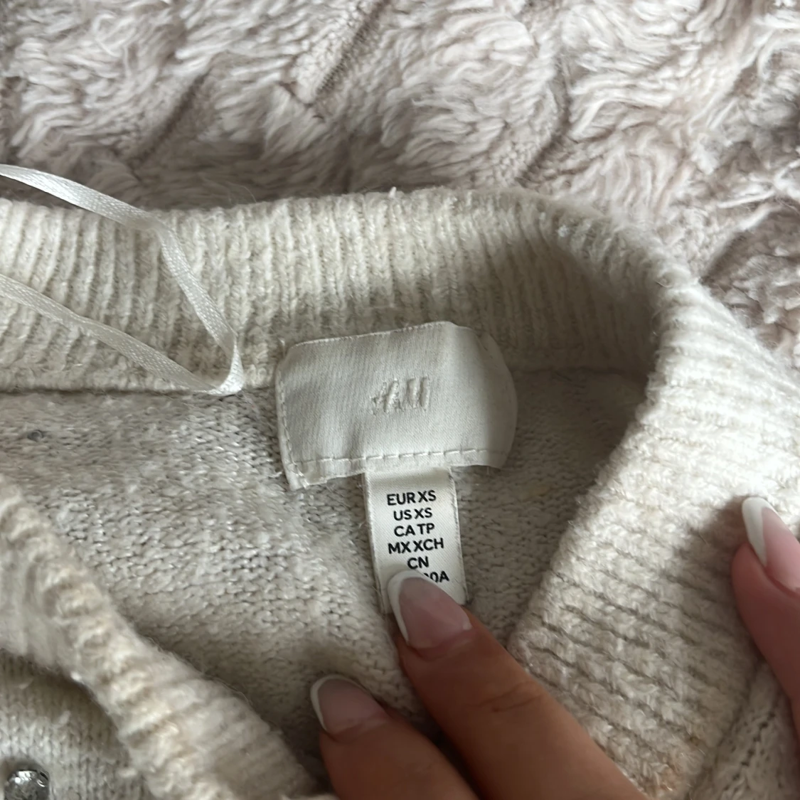 Vit stickad tröja med pärlor från H&M - 1