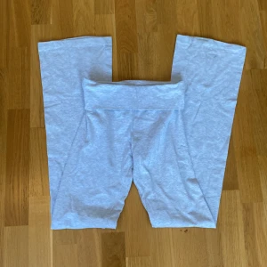 Ljusgrå yogapants från Brandy Melville - Superbekväma ljusgrå mjukisbyxor från Brandy Melville med bred midja och raka ben. Använda några få gånger inga defekter. Katt finns i hemmet!