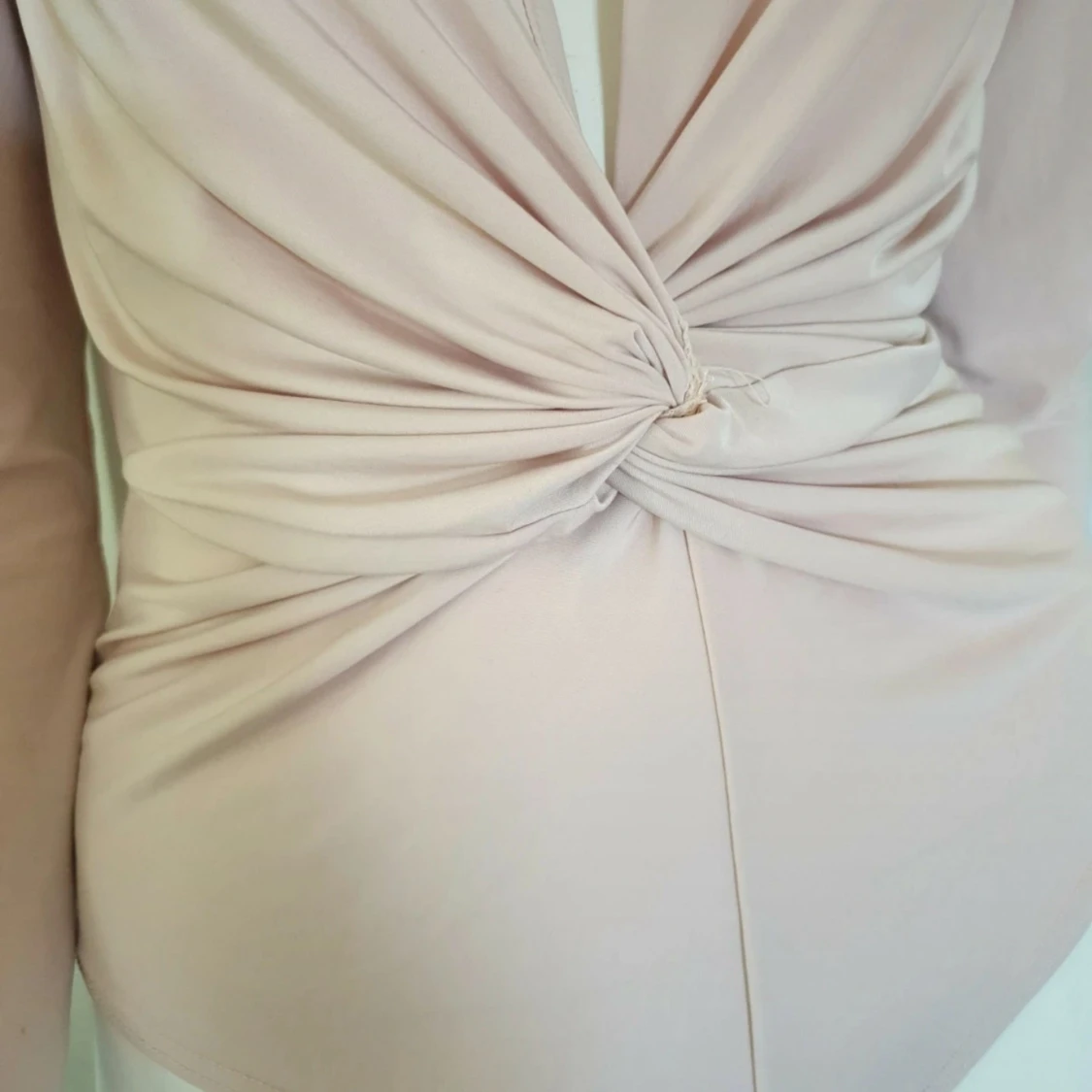 Ljusrosa omlott bodysuit med twist - 1