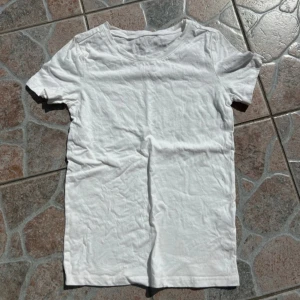 Vit t-shirt från SHEIN i bomull - Säljer nu denna T-shirt från SHEIN då jag beställde den i fel storlek!🩶 Enbart testad!🩶