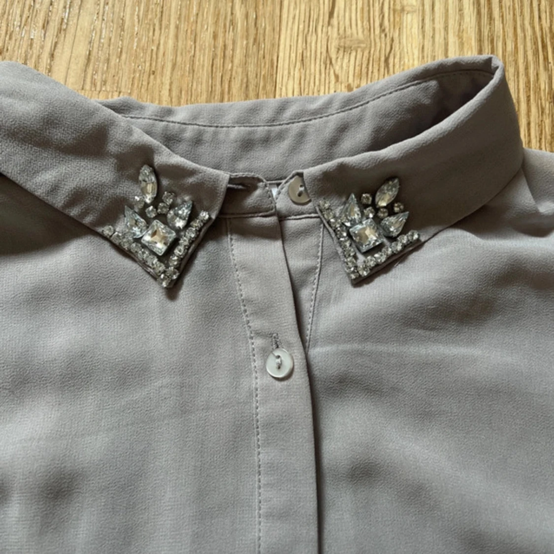 Grå blus med pärldetaljer från H&M - 1