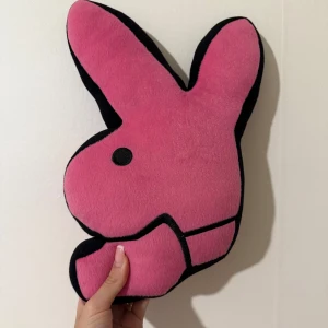 Playboy  - Playboy  mjuk kudde med svart kant och sugpropp för upphängning. Perfekt som söt inredningsdetalj eller present till någon som gillar gulliga prylar.  Står ej för frakten 