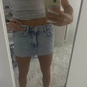 Ljusblå jeanskjol - Säljer en ljusblå jeanskjol (gamla jeans)💕