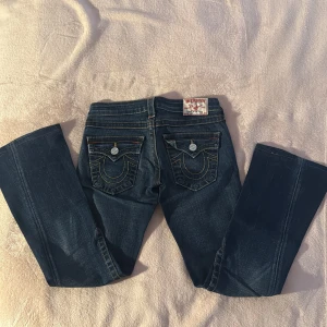 Vintage lågmidjade bootcut True Religion  jeans - Såå så snygga vintage true religion jeans köpta i Japan!! 🫶Lågmidjade och bootcut!!