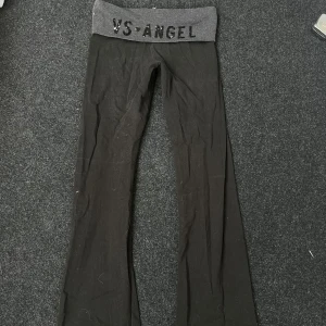 Fold over Yogapants - Supersnygga byxor från VS, de är i bra skick och i en tall modell💖De är lågmidjade och mått finns på bilderna😇