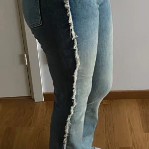 Monki jeans  - Säljer dessa super snygga jeans köpt från monki. Jag har 2 stycken i storlek S/M. Skriv vilka storlekar ni är intresserade av! Jeansen har 2 färger, mörkblå där bak och framtill ljusare blå. Bootcut passform och fina detaljer längs sidorna och bakfickorna. Låg midja,  Möts upp i Stockholm! Endast kontanter eller Swish 🌸💕