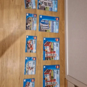 LEGO City Polisstation & Brandstation lego byggen  - Samling av LEGO City polisstation och brandstation, perfekt för dig som gillar att bygga och skapa egna äventyr. passar både ungdomar och unga vuxna som vill återuppleva klassiska LEGO-set. Kan vara någon liten bit som saknas annars finns alla bitar hör av er vid frågor eller intresse.