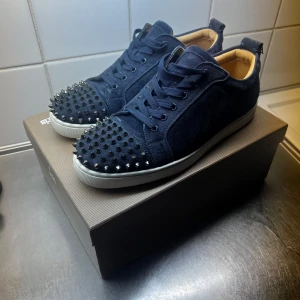 Christian Louboutin  - Säljer nu dessa riktigt feta och sällsynta  Christian Louboutins då dem inte riktigt passar min stil. Väldigt sparsamt använda, priset kan diskuteras vid snabb och smidig affär 