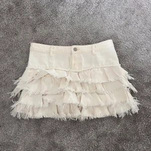 Vit kjol från Monki - Säljer min vita kjol från monki som inte används längre för att den är för liten! Den är slutsåld och väldigt efterfrågad!