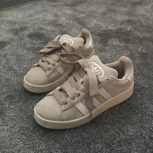 Adidas Camus  - Använda ett fåtal gånger, säljer då jag inte använder dom alls nu. Vita skosnörena fås med (oanvända)