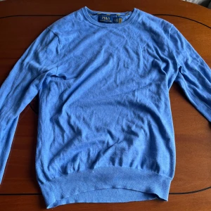 Polo Ralph Lauren Sweatshirt - Hej, säljer nu denna fina tröja som är perfekt inför sommaren, säljer den då den är lite liten. Den är i nyskick bara använd nån gång. Säljer den endast för 549Kr, skriv för fler bilder!