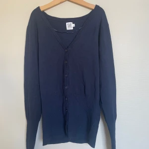 Mörkblå kofta från Saint Tropez - Mörkblå kofta från Saint Tropez med v-ringning och knappar framtill. Långärmad och i mjukt, tunt material som passar perfekt till lager-på-lager. Enkel och stilren design.