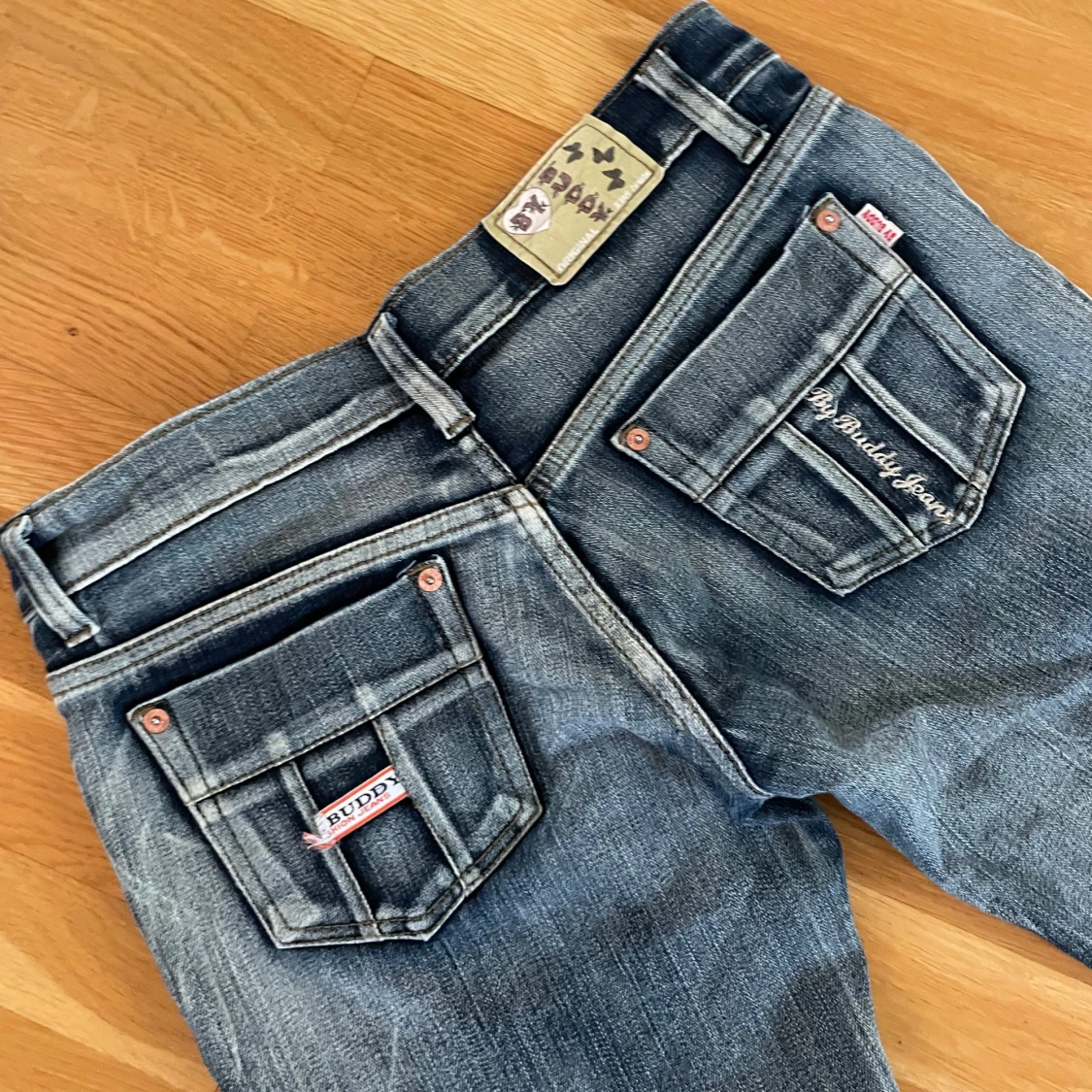 Lådmidjade bootcut jeans från Buddy - 1