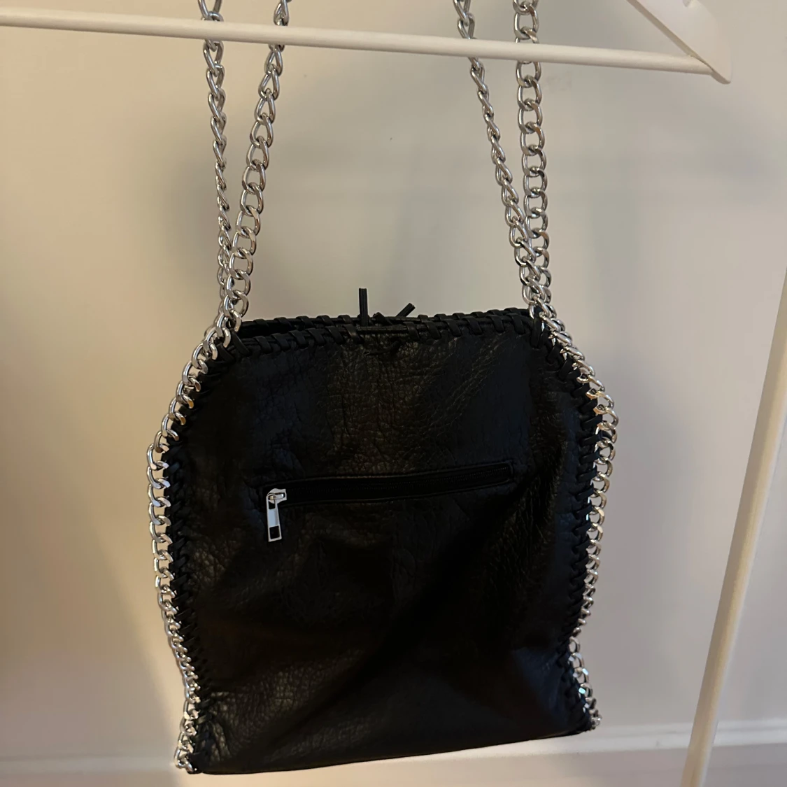 Svart axelväska med kedjerem - 1