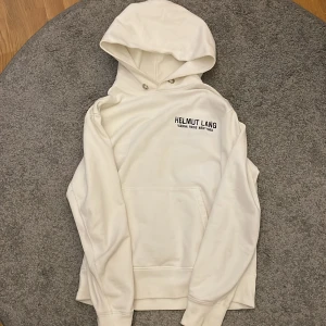 Helmut Lang hoodie - Asfet helmut lang hoodie! Ser simpel och clean ut på framsidan med ett utstående tryck på ryggen! Inga hål eller skador på hela hoodien! Köpt på vinted och inte använts så mycket sedan dess då den inte sitter som jag önskar. Storlek M kan passa L! Skriv privat vid fler frågor