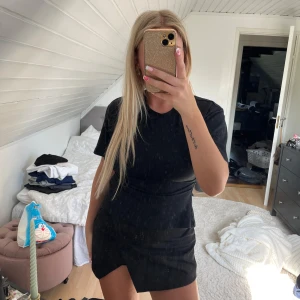 T-shirt  - T-shirt med en öppning därbak, fint skick. 