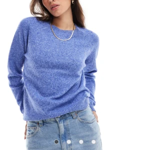 Blå stickad tröja från Vero Moda - Blå stickad tröja från Vero Moda med rund halsringning och ribbade muddar. Klassisk modell med lång ärm och mjukt material. 💗Använd några få gånger. 