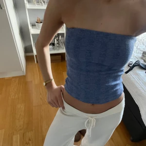 Blå tubtopp  - Säljer en blå tubtopp i ribbat material. Så fin nu till sommaren!