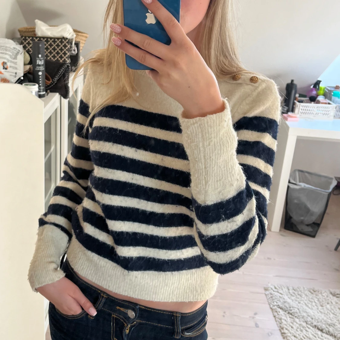 Randig stickad tröja i blått och vitt