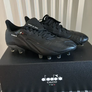 Diadora - Maximus elite ITA  - Säljer ett par svarta Diadora fotbollsskor med snörning, gjorda i Italien. Använda ett fåtal gånger. Skopåse och box ingår. 2 900 kr nypris Skriv för mer info!