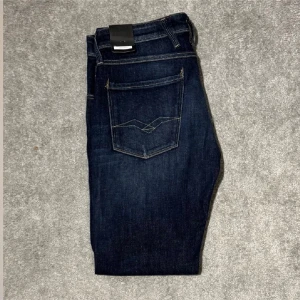 Replay Anbass Oanvända - Säljer ett par helt nya replay anbass. Skick: 10/10. Storlek W32 L32. Nypris: 1799kr. Sjuk snygg unik blå färg. Skriv vid funderingar!