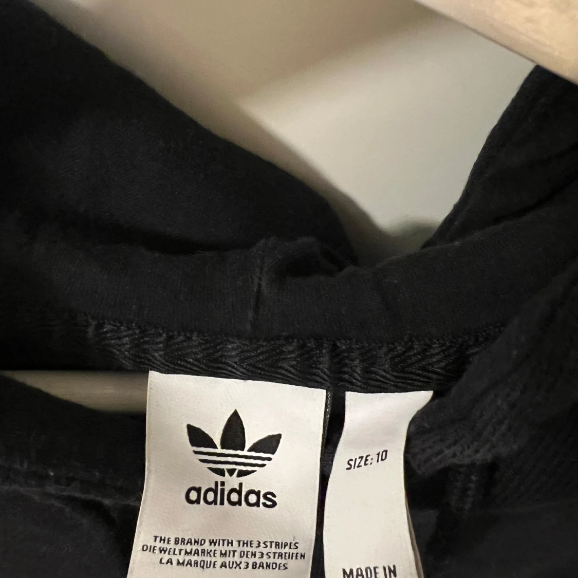 Svart hoodie från Adidas med stor logga - 1