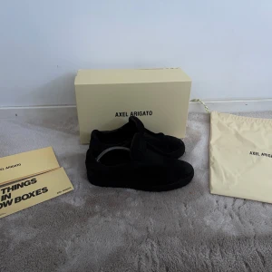 Arigato 360 laceless - Säljer mina arigato 360 laceless för att jag har växt ur de! De är 100% äkta och äkthetsbevis kan skickas med om det önskas. Nypris: 2600 kr Skriv vid intresse