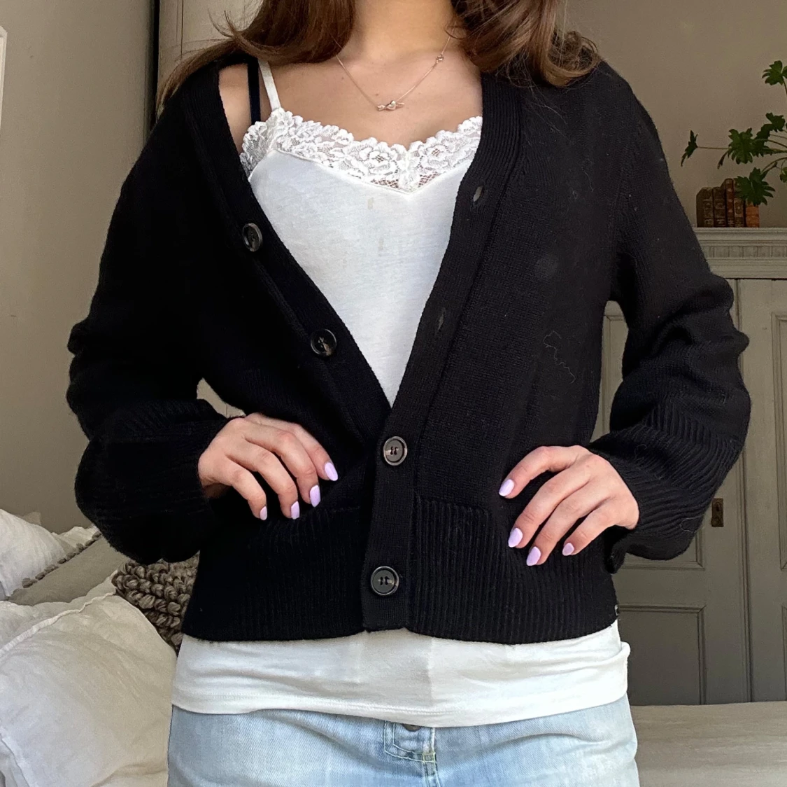 Svart stickad neo noir koftađ