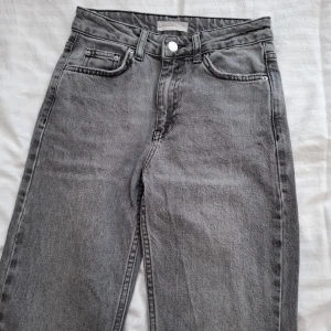 Grå jeans från Perfect Jeans - Säljer ett par grå jeans från Gina Tricot och raka ben. Byxorna har normal passform och stängs med dragkedja och knapp. Perfekta till en avslappnad stil.