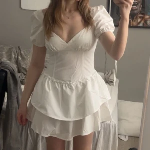 Slutsåld studentklänning - Jättesöt studentklänning som är slutsåld på boohoos hemsida! Prislappen finns kvar, endast testad💓