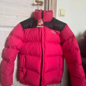 Rosa dunjacka från The North Face Summit Series - Rosa dunjacka från The North Face med lapparna kvar. 100% dun                                                                                     Storlek M, det är bara att skriva om du vill ha fler detaljer eller bilder!💕