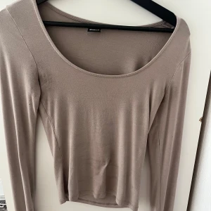 Soft touch Gina tricot - Långärmad beige soft touch. Använd ett par gånger. Inga skador. Säljer för den är liten för mig. Kostar 200kr