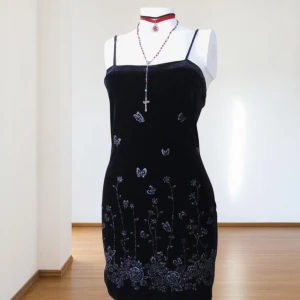 Vintage Sammetklänning – Chelsey USA – Storlek S-M – Y2K Stil / Fjärilsbrodyr / 90-talets Estetik -  Vintageklänning från Chelsey USA – en riktig Y2K-dröm i svart sammet. Med glittriga fjärilar och blomdetaljer är detta en perfekt mix av grunge, cyber och coquette. Idealisk till klubbnätter, festivaler eller när du bara vill känna dig som en cyberfé från 90-talet. 🦋  ✔ Märke: Chelsey USA ✔ Storlek: S-M (stretchig passform) ✔ Skick: Utmärkt vintage skick! Skickas från Sverige :flag_se: Postas inom 1–2 arbetsdagar Skriv vid frågor!