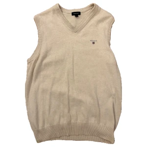 Gant Pullover - En creme eller beige Gant väst köpt i andra hand. Storlek L och väldigt bra skick. Knappt använd och inga tecken på användning. Hör av dig för mer information eller frågor💥