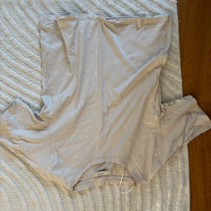 Beige t-shirt från Lindex - En enkel och stilren beige t-shirt från Lindex. T-shirten har rund halsringning och korta ärmar. Perfekt basplagg att matcha med olika outfits.