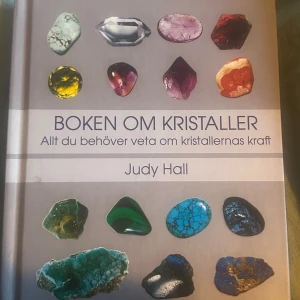 Boken om kristaller - En informativ bok om kristaller som beskriver deras egenskaper, användningsområden och hur de påverkar oss mentalt, känslomässigt och fysiskt. Perfekt som uppslagsverk för dig som vill lära dig mer om kristallernas kraft och healing.