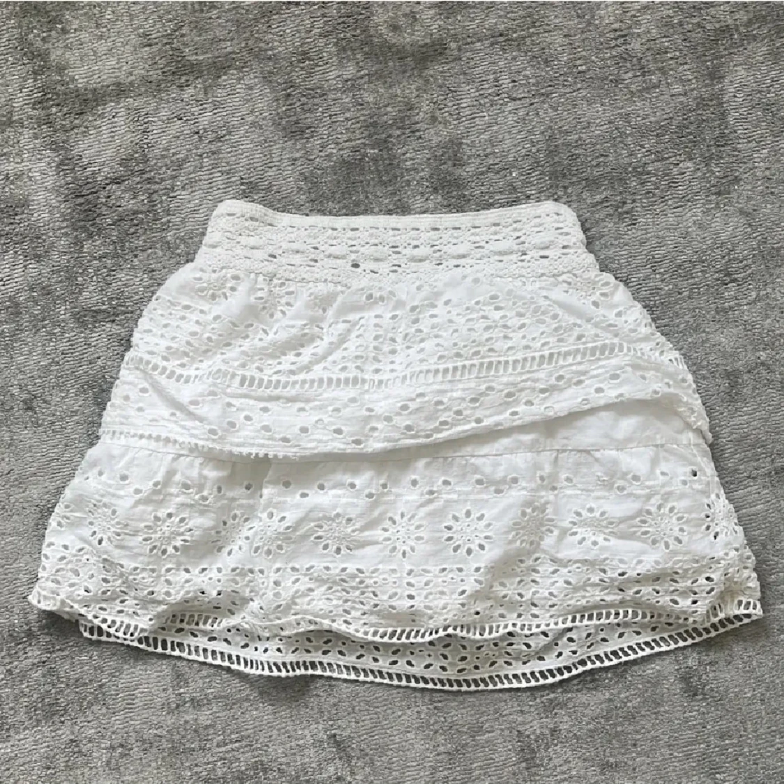 Vit broderad kortkjol med volang - 3