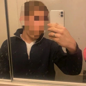 Mörkblå halvzip tröja från lager 152 - Säljer en mörkblå tröja med halv dragkedja från 152. Tröjan har hög krage och är tillverkad i mjukt material, perfekt för en avslappnad stil. Passformen är normal/ storlek S och den har långa ärmar.