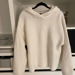 Stickad hoodie  - Intresrkoll en fin stickad hoodie i vit alldrig andvänd 