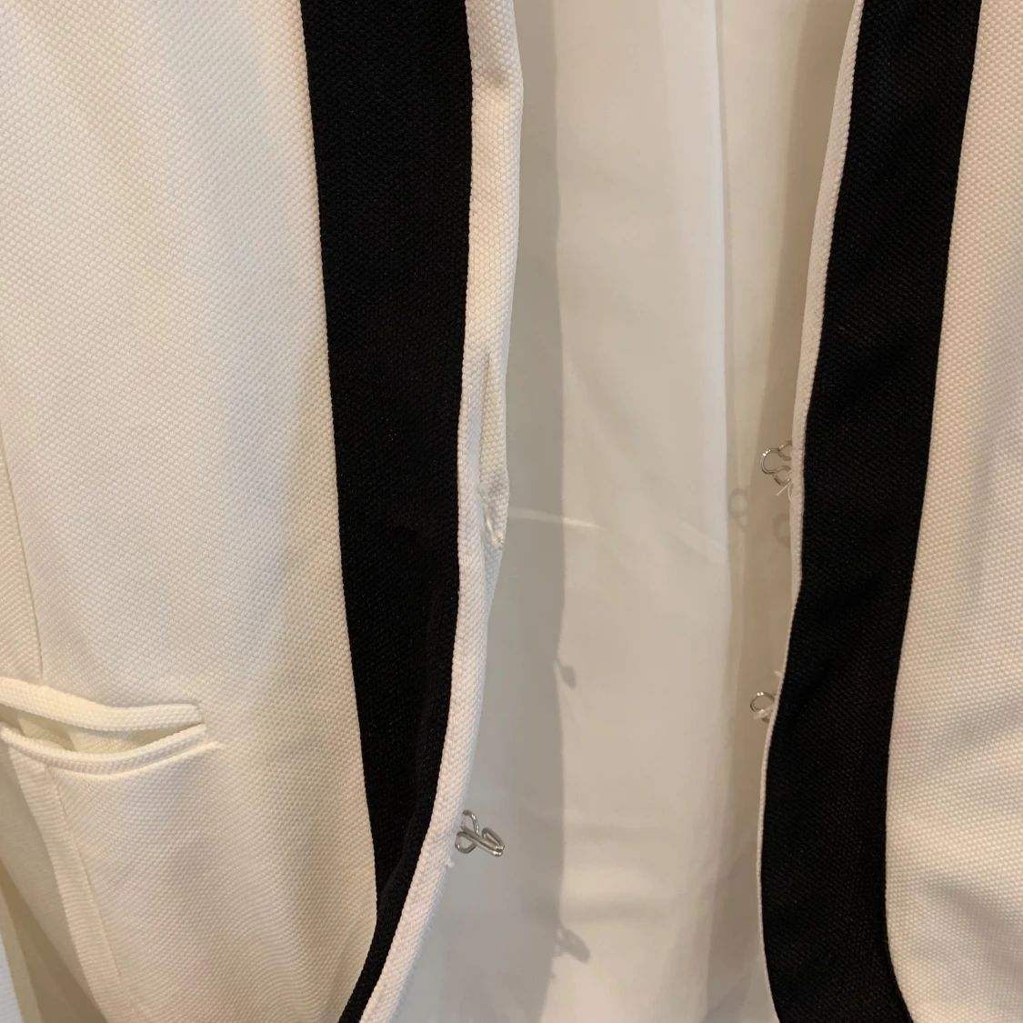 Vit kavaj med svarta detaljer - 3