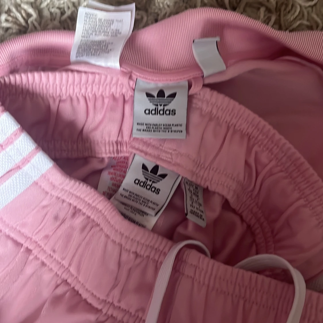 Rosa Adidas träningsbyxor med vita ränder och en matchande tröja till - 2