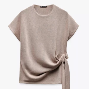 Beige topp med knyt från Zara - Snygg beige topp från Zara. Prislappen kvar, aldrig använd. 