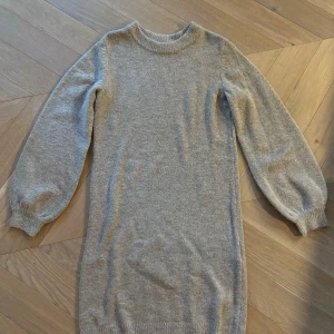 Stickad långärmad klänning - Mycket bra skick, ungefär ner till knäna, ballongärm, mjuk.