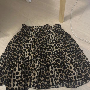 Leopardmönstrad volangkjol - Säljer en kort kjol med leopardmönster och volangdetalj. Kjolen har resår i midjan och är perfekt för dig som vill sticka ut lite extra. Passar snyggt till både sneakers och boots.