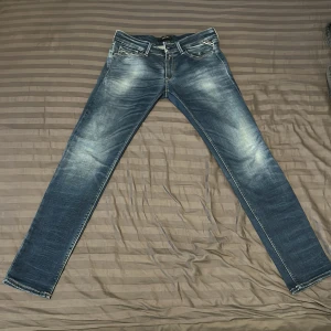 Blå jeans från Replay - Snygga marin blå jeans från Replay med en klassisk femficksdesign och lätt slitna detaljer. De har en slim passform. De är perfekta för en avslappnad, lite uppklädd, grich stil. Storleken är 30/30 och de har bara provats på ett fåtal gånger. Säljer då de inte riktigt är min stil. Nypris 1299, säljer för 600. Skriv vid frågor eller funderingar. 
