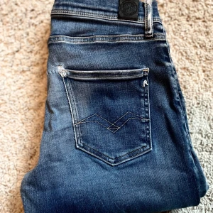 Replay jeans - Tja! Säljer nu mina favorit replay jeans då de har blivit för små för mig. De är i blå färg med snygga slitningar i storlek 27/30. De är slimfit, hyperflex. Väl använda men fortfarande bra skick😃 hör av dig om du är intresserad eller har frågor!