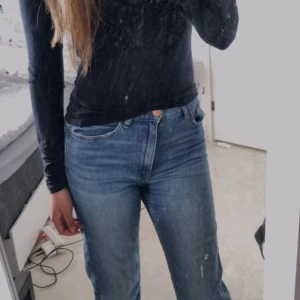 Blå jeans🌸 - Snygga blå jeans från Lindex med klassisk design. De har en rak passform och är perfekta för en avslappnad stil. Jeansen har fem fickor och en knappgylf. Perfekta för vardagsbruk! De jätte bekväma och tyvärr har jag växt ur dem😕