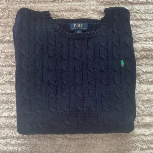 Mörkblå stickad tröja från Polo Ralph Lauren - Mörkblå stickad tröja från Polo Ralph Lauren. Mycket bra skick. Det är barn storlek XL Passar storlek S. Priset går att diskutera!