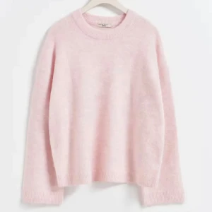 Stickad tröja  - säljer denna slutsålda tröja från Gina som aldrig kommer in igen💞💕🩷 detta är gamla modellen INTE den som säljs nu!! jättebra skick